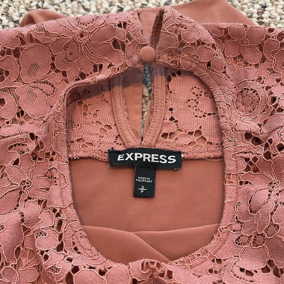 Express Cold Shoulder Blouse with Lace Insert in Light Mauve. Small - Picture 5 of 11